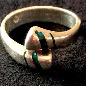 Chic 925 silver ring with green accents